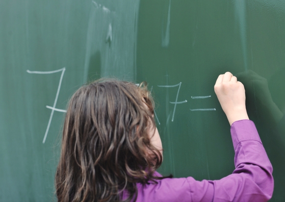 Bijles en Remedial Teaching rekenen voor kinderen uit groep 3, 4, 5, 6, 7 en 8. Bijles en Remedial Teaching rekenen voor kinderen uit groep 3, 4, 5, 6, 7 en 8. Juf Caatje helpt als het leren rekenen moeizaam verloopt en er sprake is van een achterstand. Of als je kind moeite heeft met één/enkele onderdelen van rekenen, zoals breuken, tafels of verhaaltjes sommen. Je kind leert beter rekenen door hulp op maat. In het geval van (vermoedde) dyscalculie is intensieve begeleiding mogelijk.