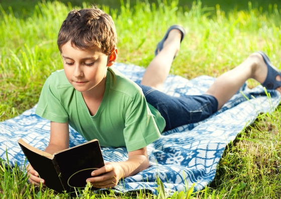 Bijles en Remedial Teaching begrijpend lezen voor kinderen uit groep 3, 4, 5, 6, 7 en 8. Bijles en Remedial Teaching begrijpend lezen voor kinderen uit groep 3, 4, 5, 6, 7 en 8. Juf Caatje helpt als het begrijpend lezen moeizaam verloopt en er sprake is van een achterstand. Als je kind het moeilijk vindt om de juiste antwoorden te vinden op de vragen bij een tekst. Als verwijswoorden lastig zijn. Als je kind moeite heeft het onderwerp van een tekst te bepalen of de hoofdgedachte. Je kind leert beter begrijpend lezen door hulp op maat.